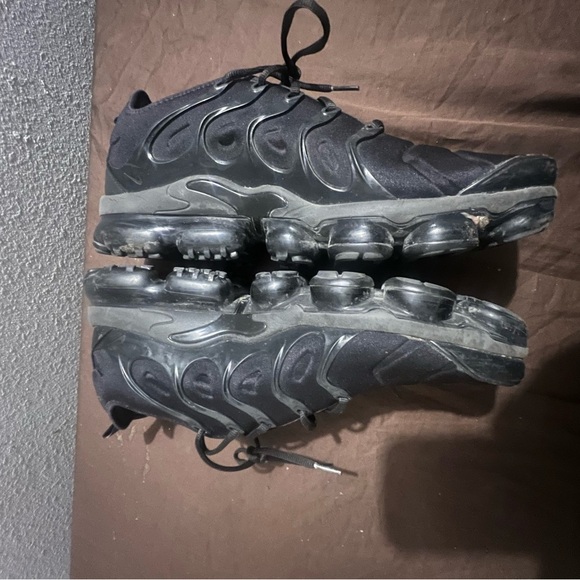 Nike Black VaporMax Sneakers Triple Black Authentic - Picture 2 of 8